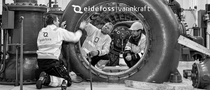 Eidefoss-ansatte ved et vannhjul.